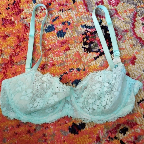 Bundle of two victorias secret lace bras - Picture 4 of 7